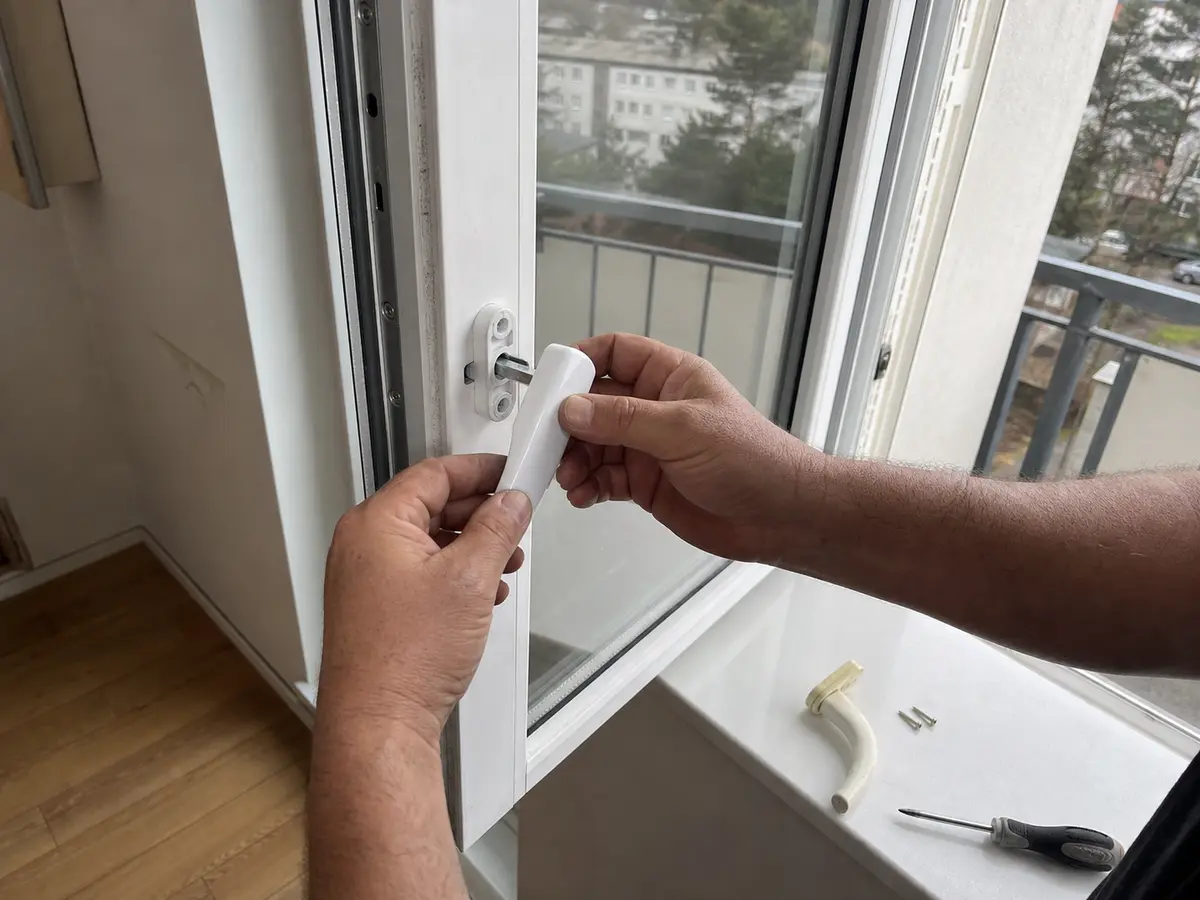 Výmena bielej kľučky na plastových balkónových dverách